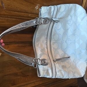 Coach Cream Vintage Shoulder Bag Elegant Design Pre-owned  with 2 Tags